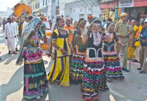 Pushkar camel fair Artist with makeup _1
