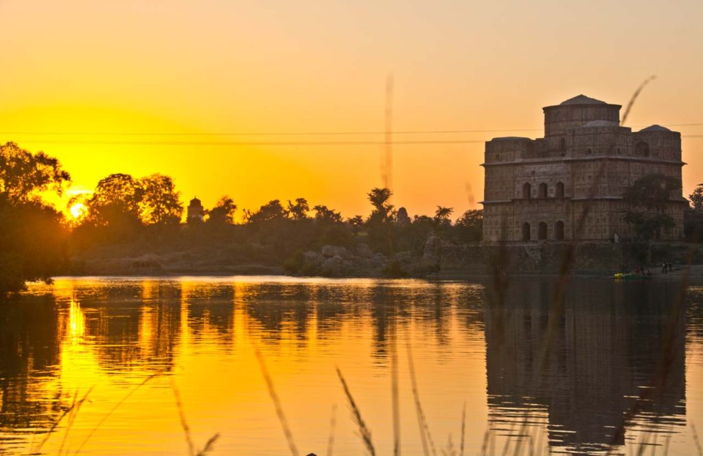 orchha cenotaphs
